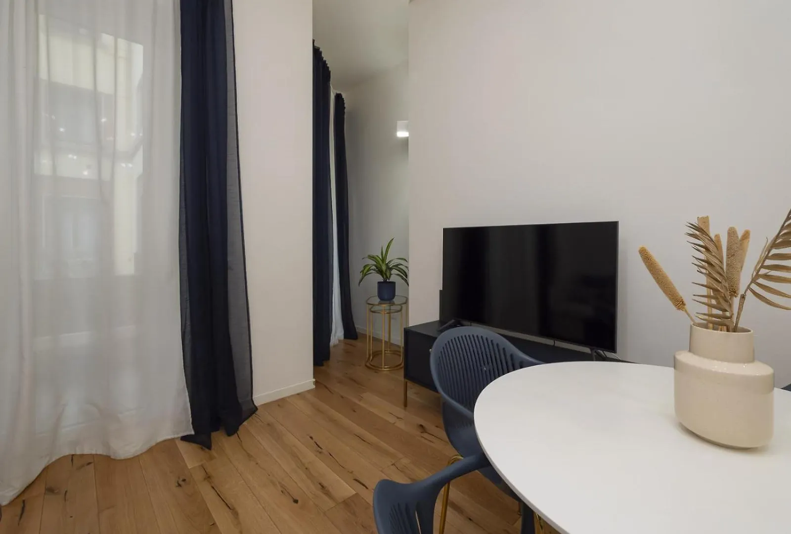 Central & Modern Porta Vittoria-Duomo Apartments By Rentopolis Milan Italy